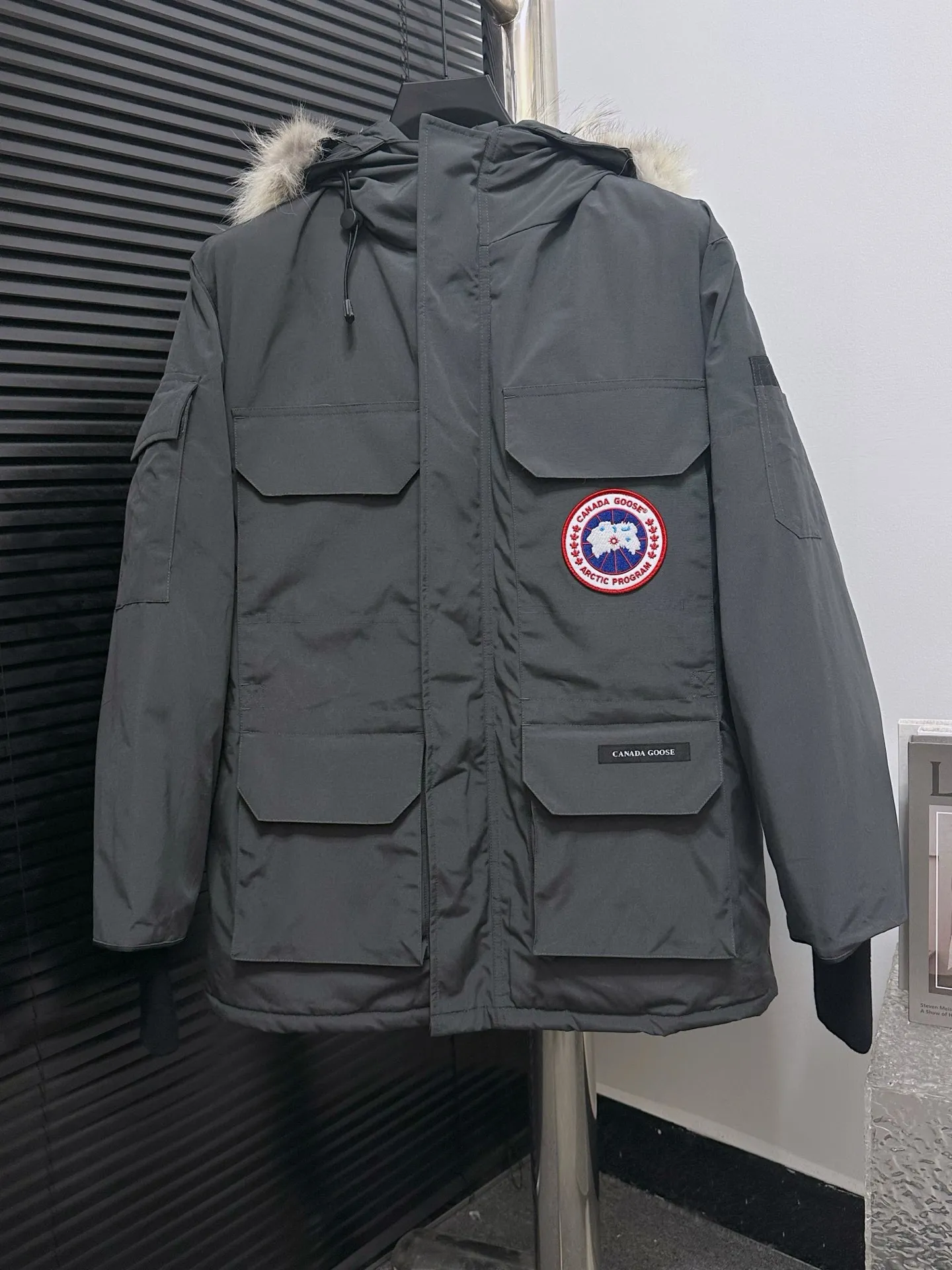 P780 top purchasing version graphite gray (wolf hair quality optional) 🇨🇦CANADA GOOES 24 new models 08/couple style Factory direct supply: supplying global purchasing agents, micro-business, entities, Tmall, high-end stalls and studio cooperation, free shipping! Canada Goose Expedition Parka 2008 is the same style for men and women. It is mid-length and the most timeless classic. All Arctic and Antarctic scientific expedition teams choose Canada Goose as their cold-proof equipment. It is the Rolls-Royce of down jackets. ➖ Industry-leading anti-counterfeiting chip sensing. ➖ Imported Behringer embroidery machines and customized embroidery labels, the highest level and industry leading. ➖ Imported Korean 21-count polyester-cotton blended original fabric, TC85 waterproof coated fabric, water-repellent, windproof and wear-resistant. ➖ The new national standard 80 white duck down is filled with an average of 520 grams of down. The amount of down filled is industry-leading. ➖ 100% nylon lining with double double-layer sealing design to prevent velvet running, and seamless thread design on the cuffs! ➖ Western Canadian Green Wolf Collar. ➖ Yoshida YKK provides original factory-customized electroplated sliders. YKK two-way lockable zippers are tight and smooth and do not peel off paint. ➖ 3M composite Velcro is durable and the accessories and hardware are all custom-made. Note: Our copywriting is only simple and clear. Instead of bragging about the copywriting, it is better to compare and understand with samples. Only for the purest goose, the most dedicated, the most professional, the highest quality, the highest cost performance!  Size:XS-XXL